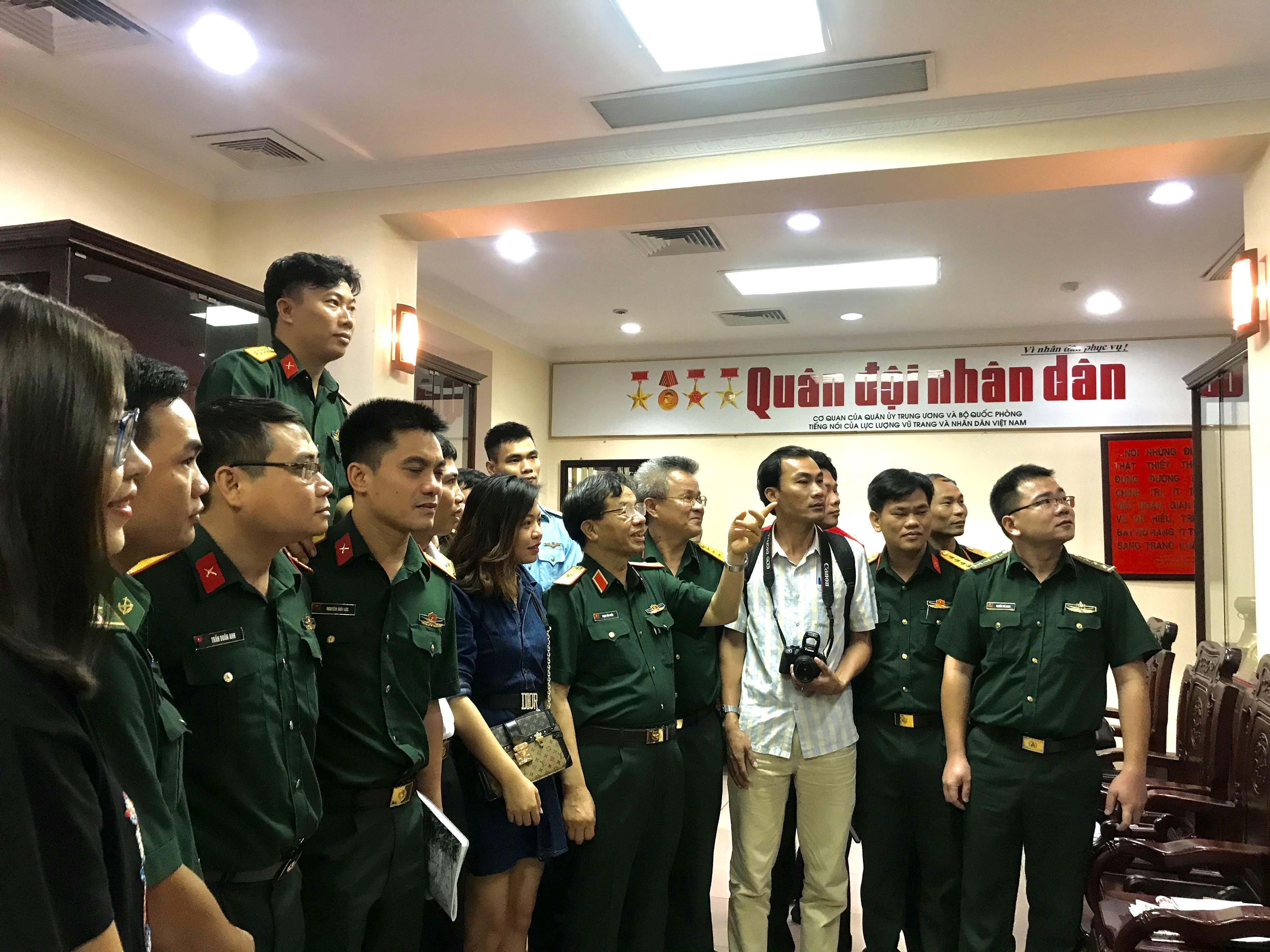 Lớp bồi dưỡng nghiệp vụ báo chí toàn quân Khóa 11 tham quan Báo Quân đội nhân dân